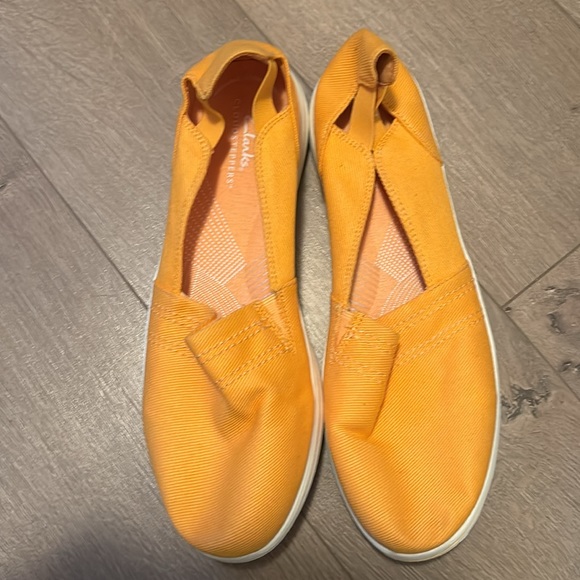 NEW Cloudsteppers by Clarks Orange Size 10 Flats - Picture 3 of 6